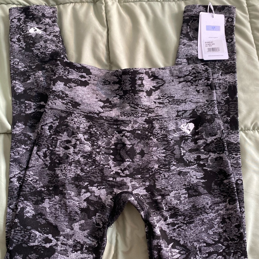 Women’s best Camo leggings (Brand New).